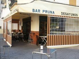 Un restaurante llamado bar pruna tiene mesas y sillas al aire libre.