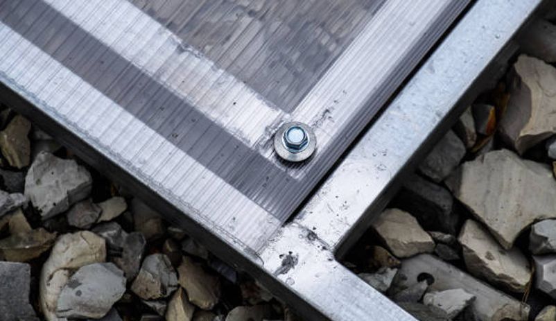 Una estructura de metal se encuentra encima de una pila de rocas.