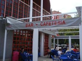 Un restaurante con un cartel que dice bar cafetería