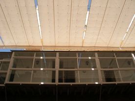 Un edificio con muchas ventanas y un dosel encima.