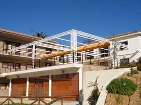 Un gran edificio blanco con un dosel en la parte superior.