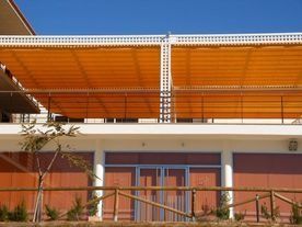 Un edificio con un gran toldo naranja encima.