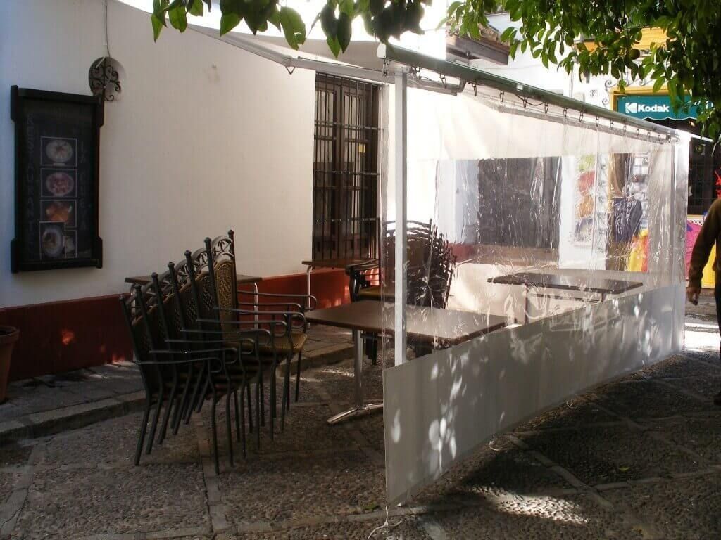 Una fila de sillas están colocadas bajo un dosel transparente.