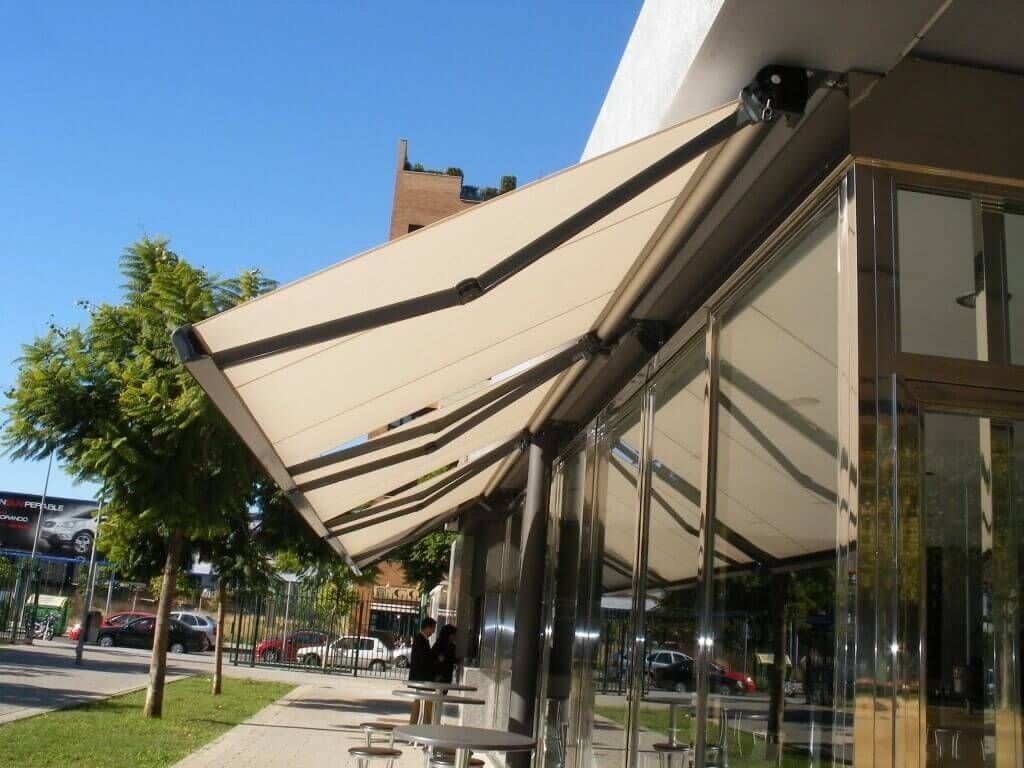 Un gran toldo cubre el costado de un edificio.