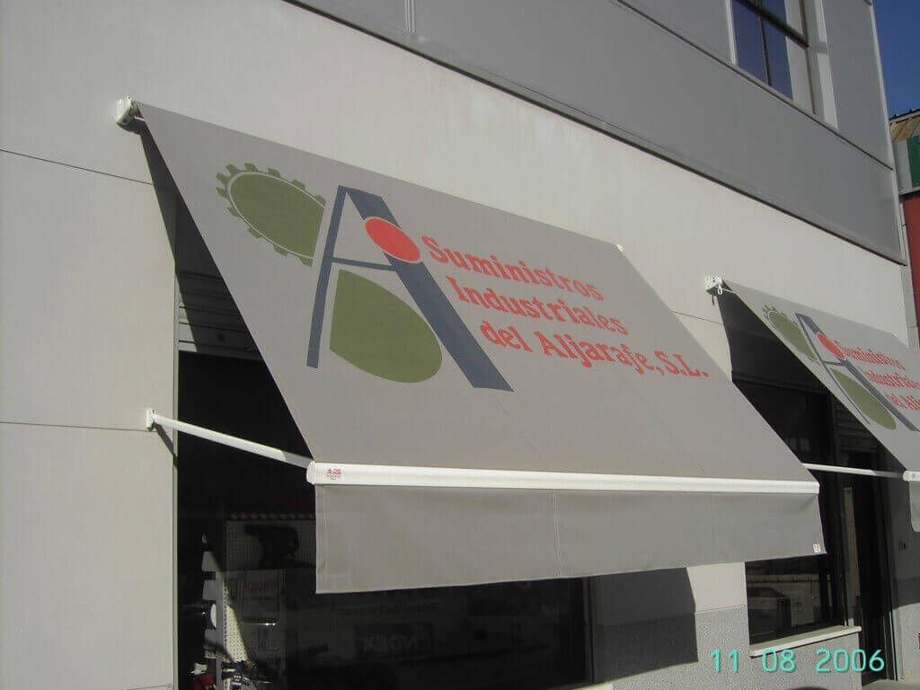 Un toldo gris en el costado de un edificio