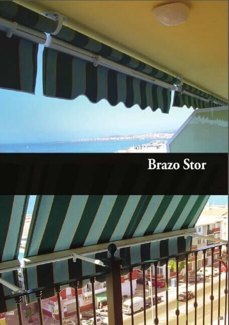 Un toldo de rayas verdes y blancas en un balcón dice brazo stor