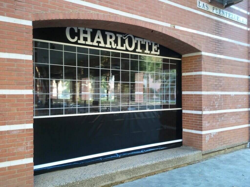 Un edificio de ladrillo con la palabra Charlotte escrita en él.