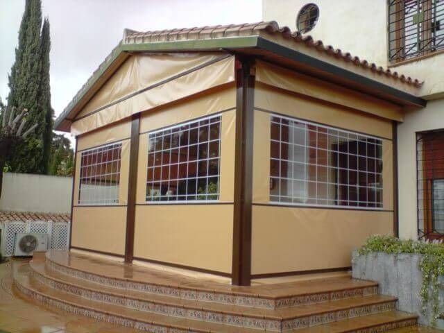 Una casa con un porche cubierto y escaleras que conducen hasta él.