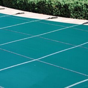 Una piscina con una cubierta verde.