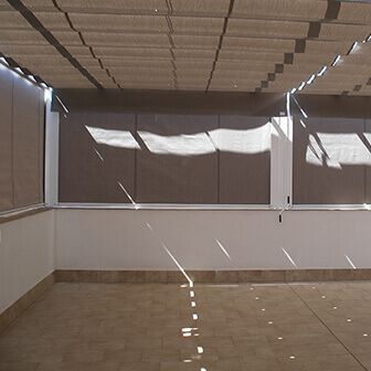 Una gran habitación vacía con muchas ventanas y un techo.