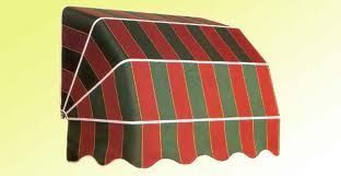 Un toldo de rayas rojas y verdes sobre un fondo amarillo.