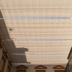 El techo de un edificio con una pantalla sobre él.