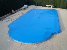 Una gran piscina con una cubierta azul.