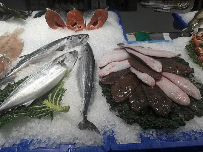 Una variedad de peces se exhiben en hielo.