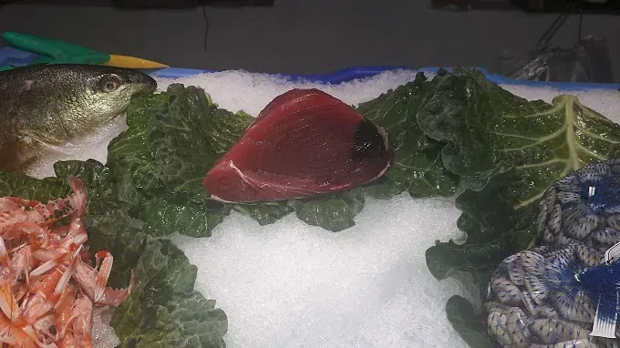Se exhiben una variedad de pescados y mariscos en hielo.