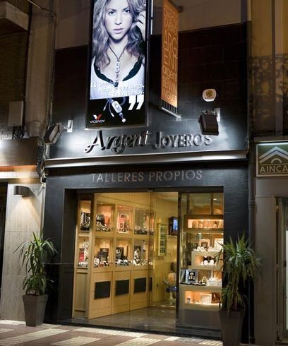 El frente de una tienda llamada argent joyeros