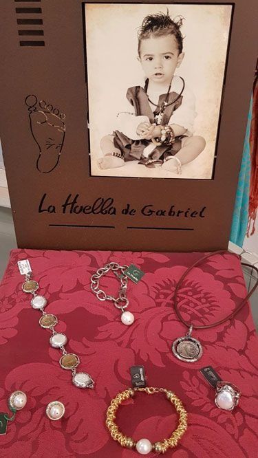 Una foto de un bebé con el nombre Gabriel.