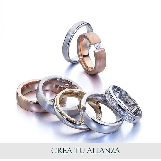 Un montón de anillos de boda están apilados uno encima del otro.