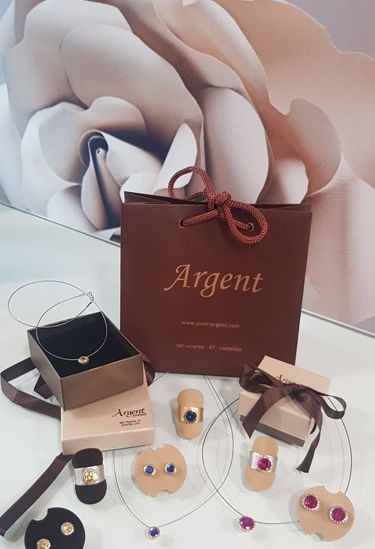 Una bolsa marrón con la palabra argent escrita en ella