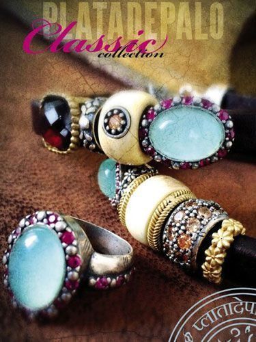 Una colección de anillos clásicos de platadepalo sobre una mesa.