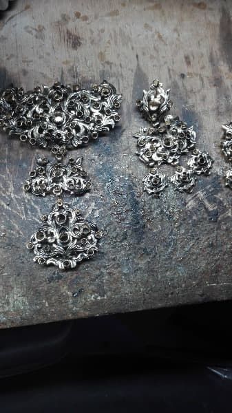 Un montón de piezas de metal están colocadas encima de una mesa.