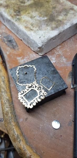 Un primer plano de una pieza de joyería sobre una mesa.