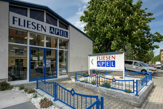Bild der Ausstellung vom Fliesenhandel Apel von außen.