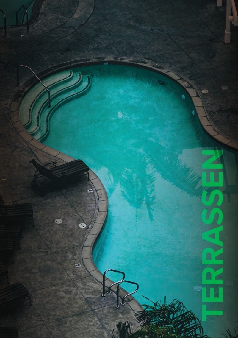 Draufsicht auf einen blaugrünen Swimmingpool mit einer Bank und Stufen. „TERRASSEN“ in grüner Schrift.