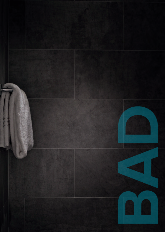 Dunkles Badezimmer mit hängenden grauen Handtüchern und blaugrüner „BAD“-Auflage.