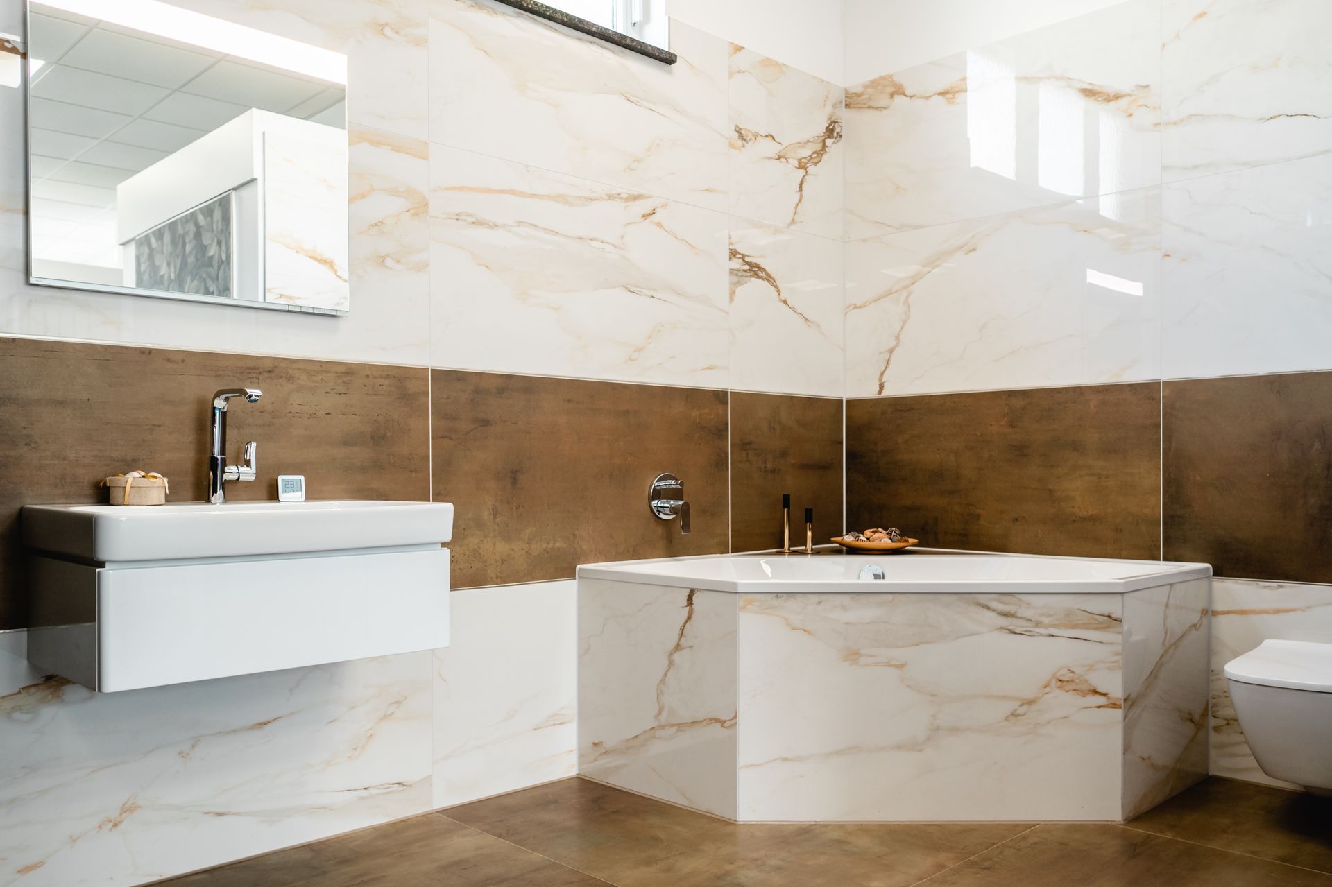 Elegantes Badezimmer mit Marmorwänden und Badewanne, weißem Waschbecken und Akzenten aus dunklem Holz.