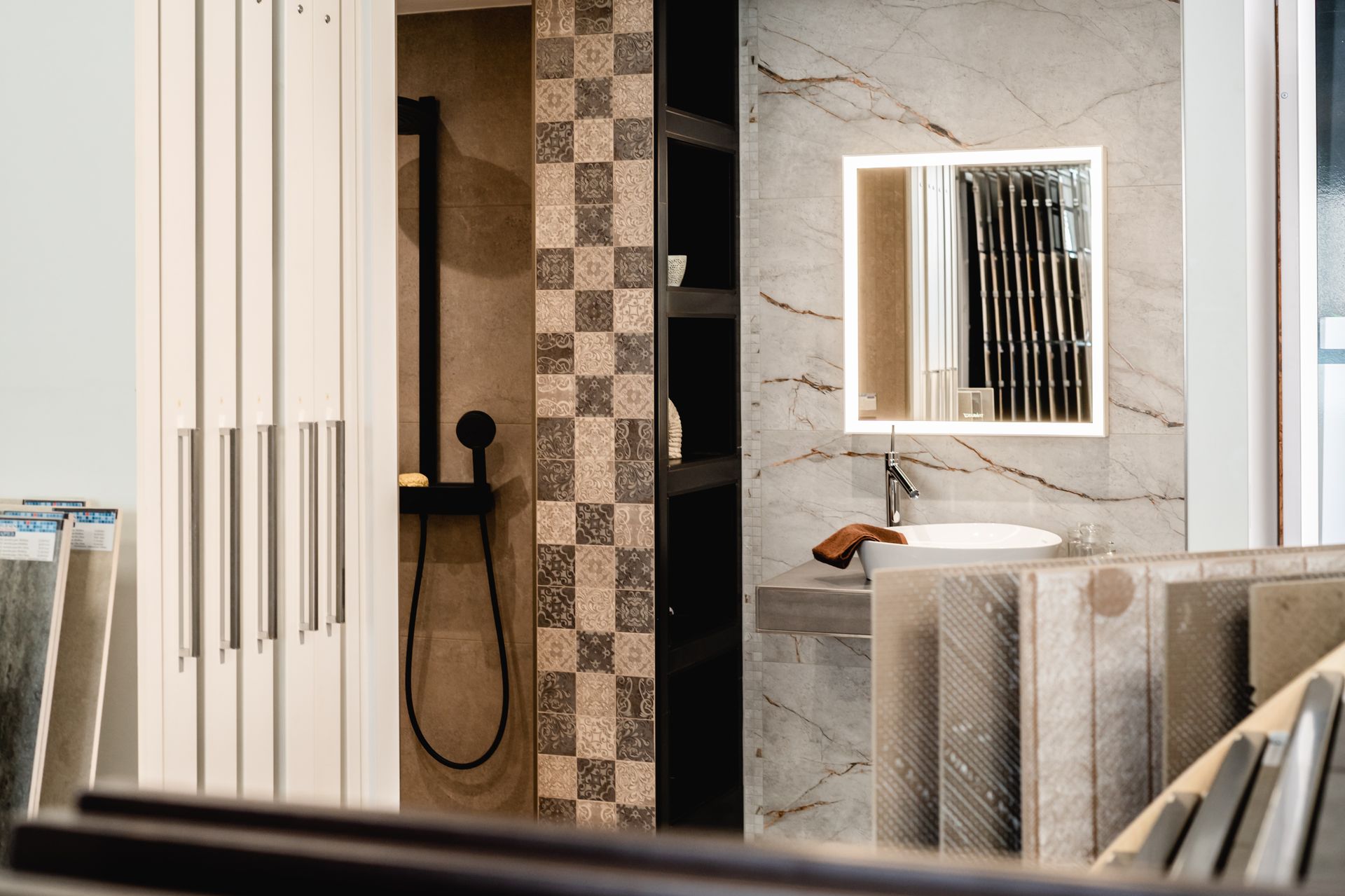 Modernes Badezimmer mit Marmor, Fliesen, Dusche, Spiegel und Waschbecken.