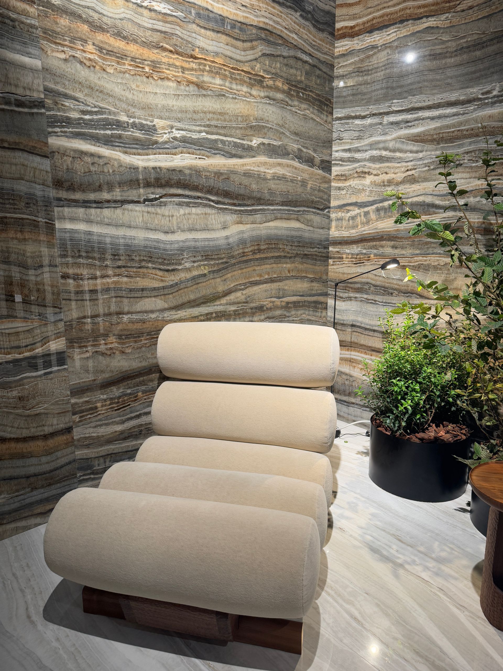 Holzoptikfliese im Hintergrund eines Sessls.