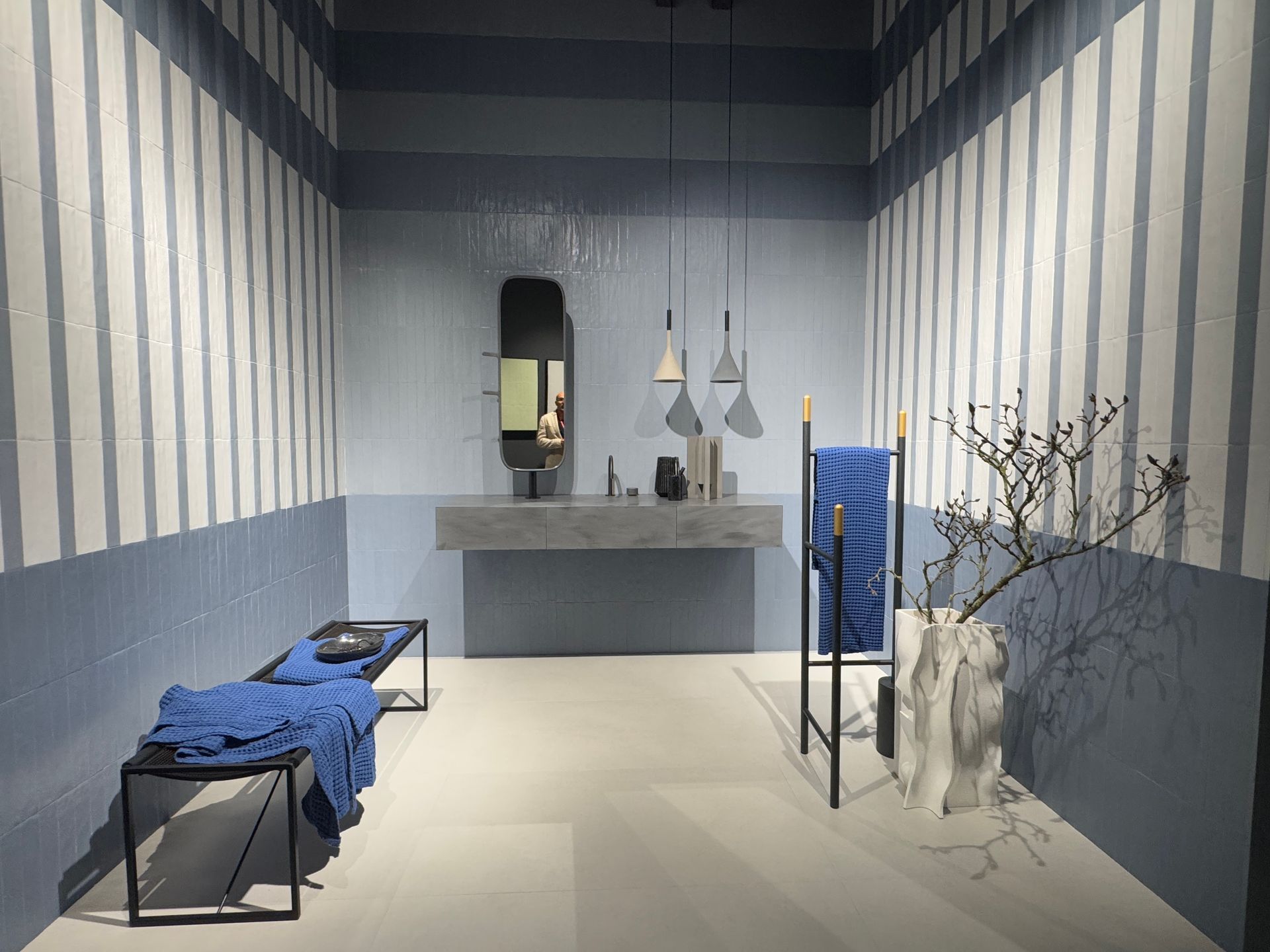 Gefliestes Wohnzimmer mit Blau- und Cremetönen.