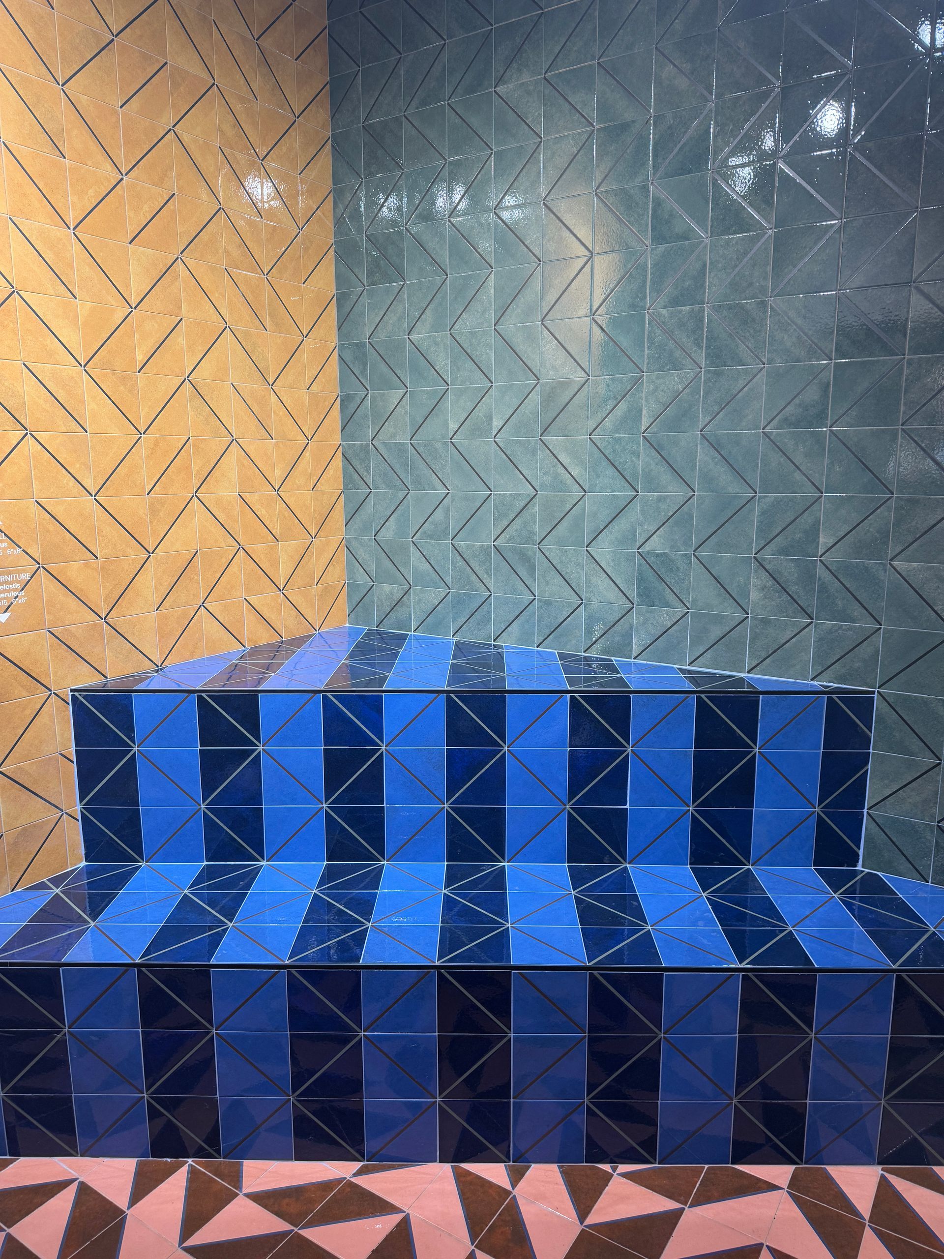 Geometrisch geflieste Flächen in verschiedenen Blau- und Grüntönen.