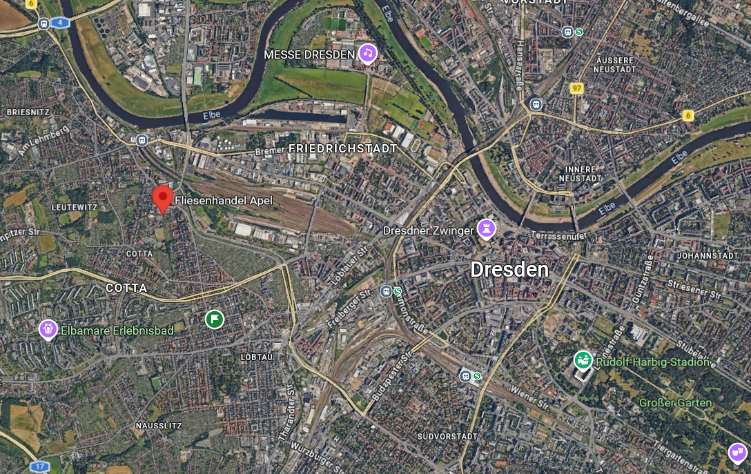 Luftaufnahme einer Stadt mit einer grün markierten Route auf den Straßen, wahrscheinlich eine Navigationskarte.
