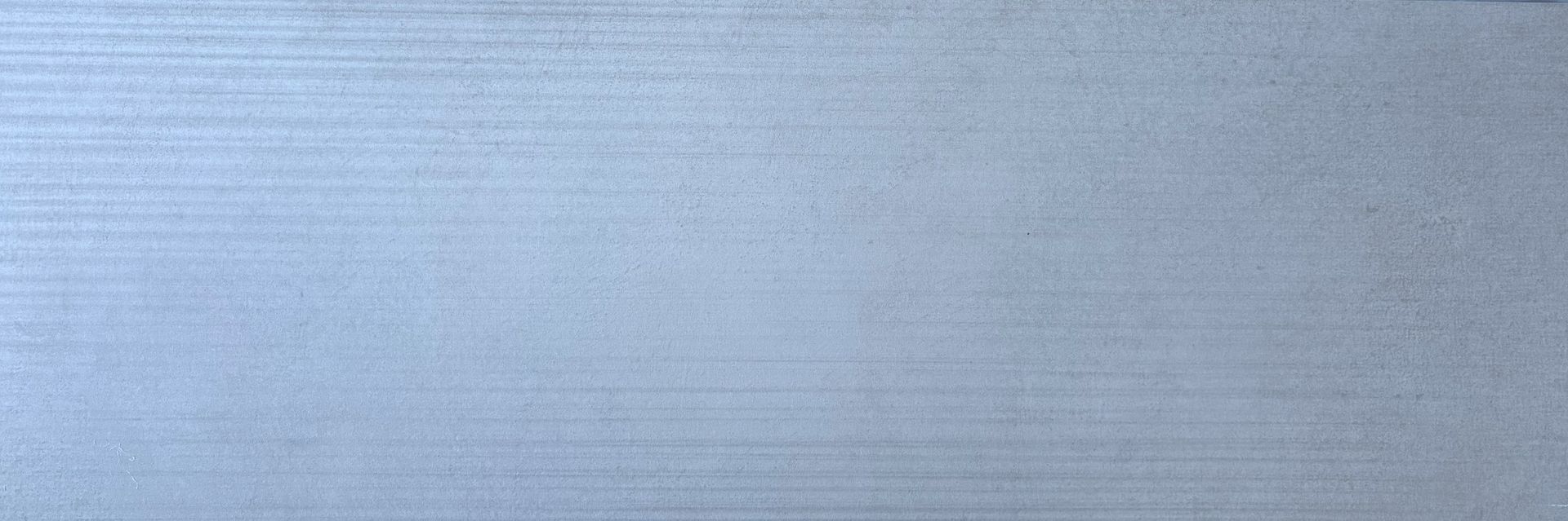 Gebürstete silberne Metallic-Oberfläche mit horizontalen Linien.