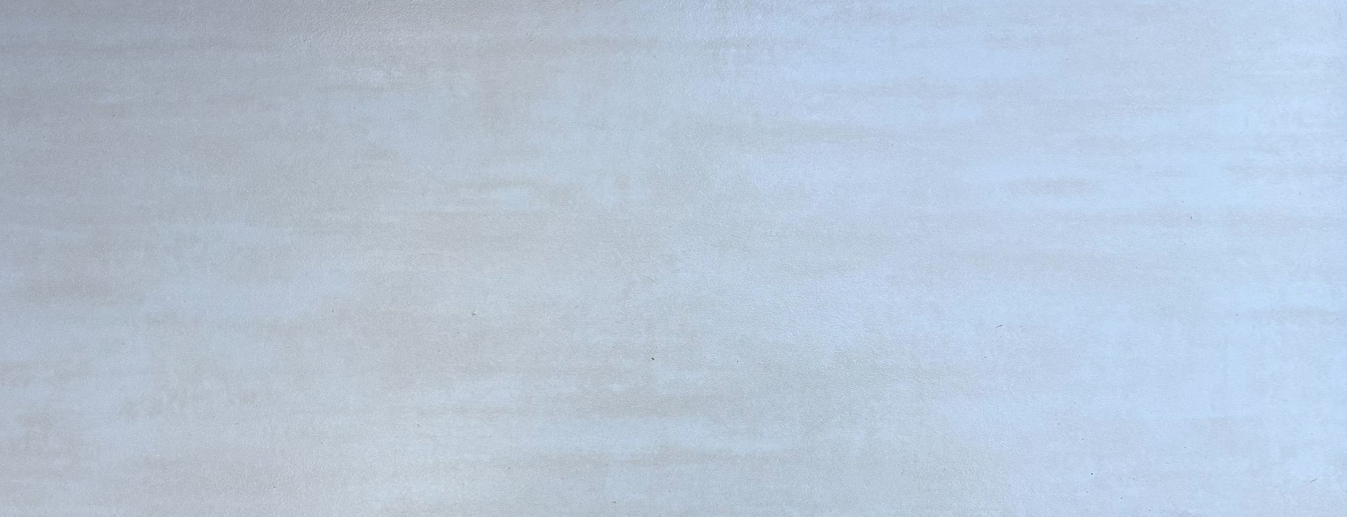 Hellblauer und weißer abstrakter Hintergrund mit horizontalen Streifen.