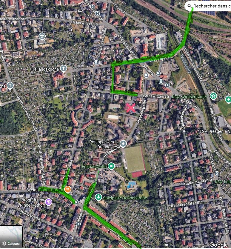 Luftaufnahme einer Stadt mit einer grün markierten Route auf den Straßen, wahrscheinlich eine Navigationskarte.