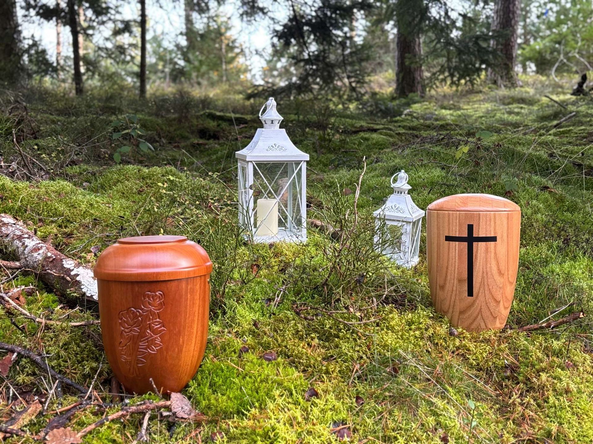 Ein Holzsarg mit Blumengestecken in einer Kirche. Trauerkulisse mit Topfpflanzen und Bannern.