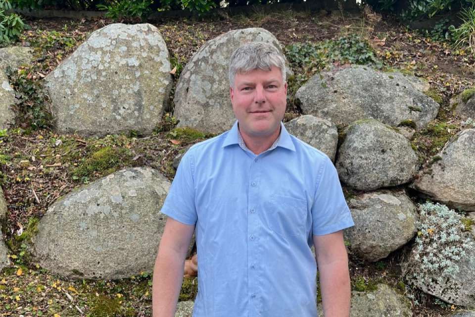 Graue Silhouette einer Person, bestehend aus einem Kreis für den Kopf und einem abgerundeten Rechteck für den Körper.