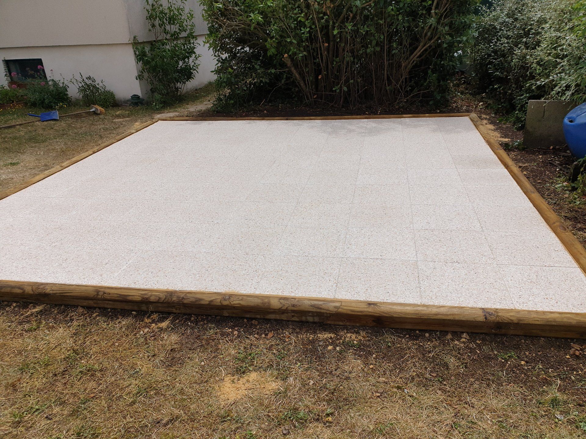 Terrasse avec des dalles blanches