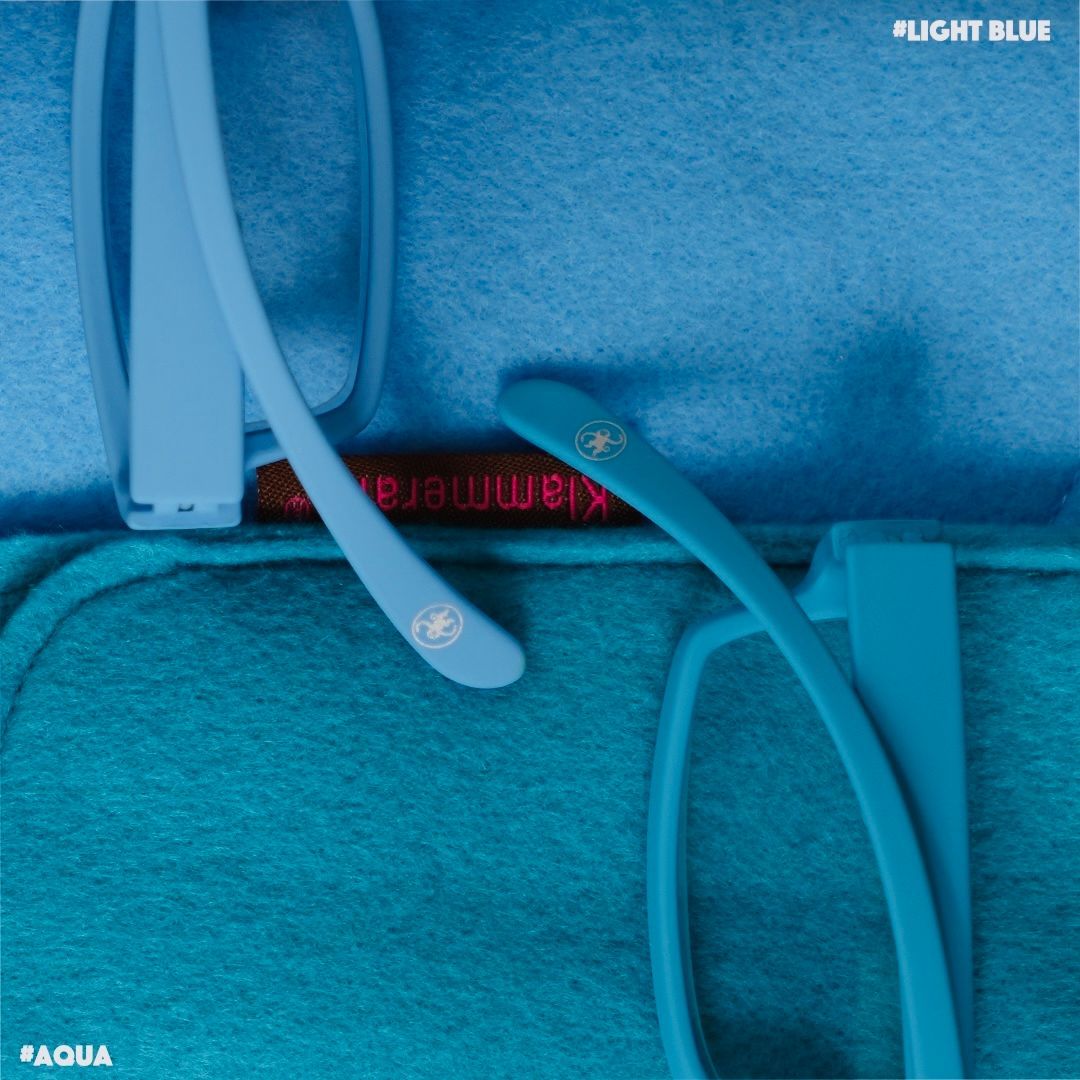 Hellblaue Brille in einem Filzetui; beschriftet mit „FLIGHT BLUE“ und „FAQUA“.