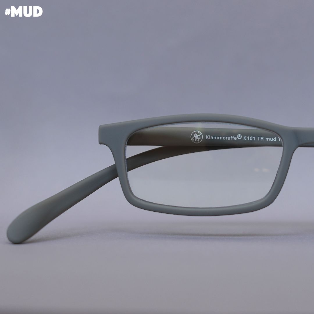 Schlamm farbene Korrektionsbrille auf grauem Hintergrund.