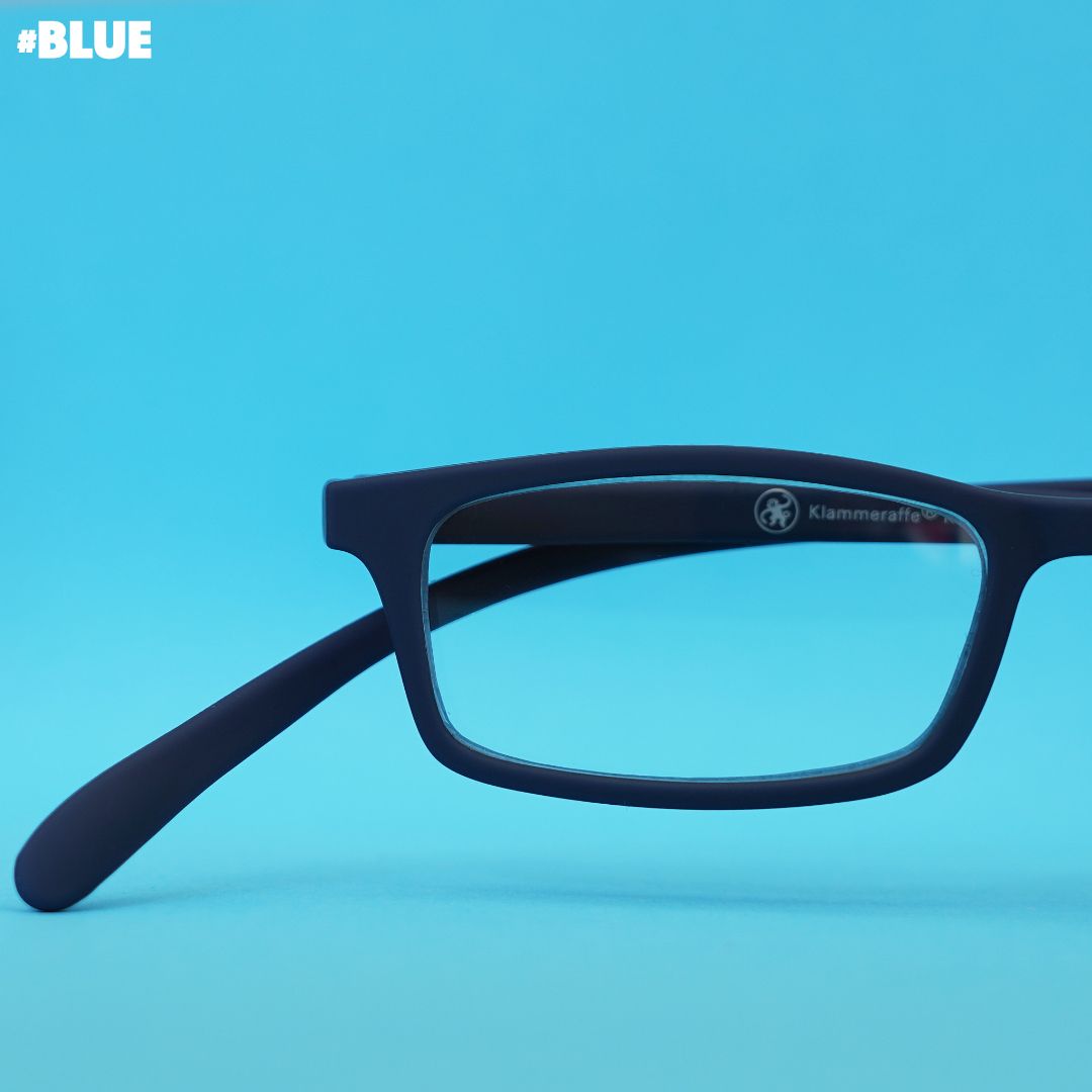 Blaue Korrektionsbrille auf blauem Hintergrund.