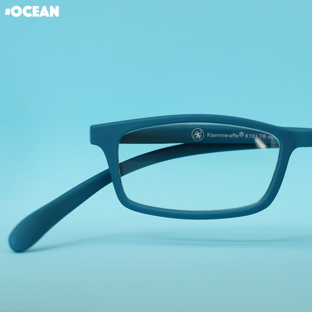 Ozean farbene Korrektionsbrille auf blauem Hintergrund.