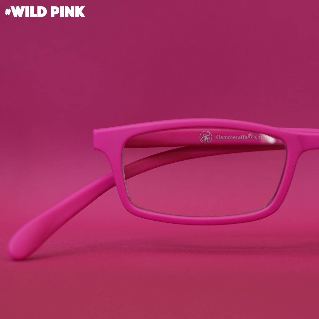 Pinke Korrektionsbrille auf pinkem Hintergrund.