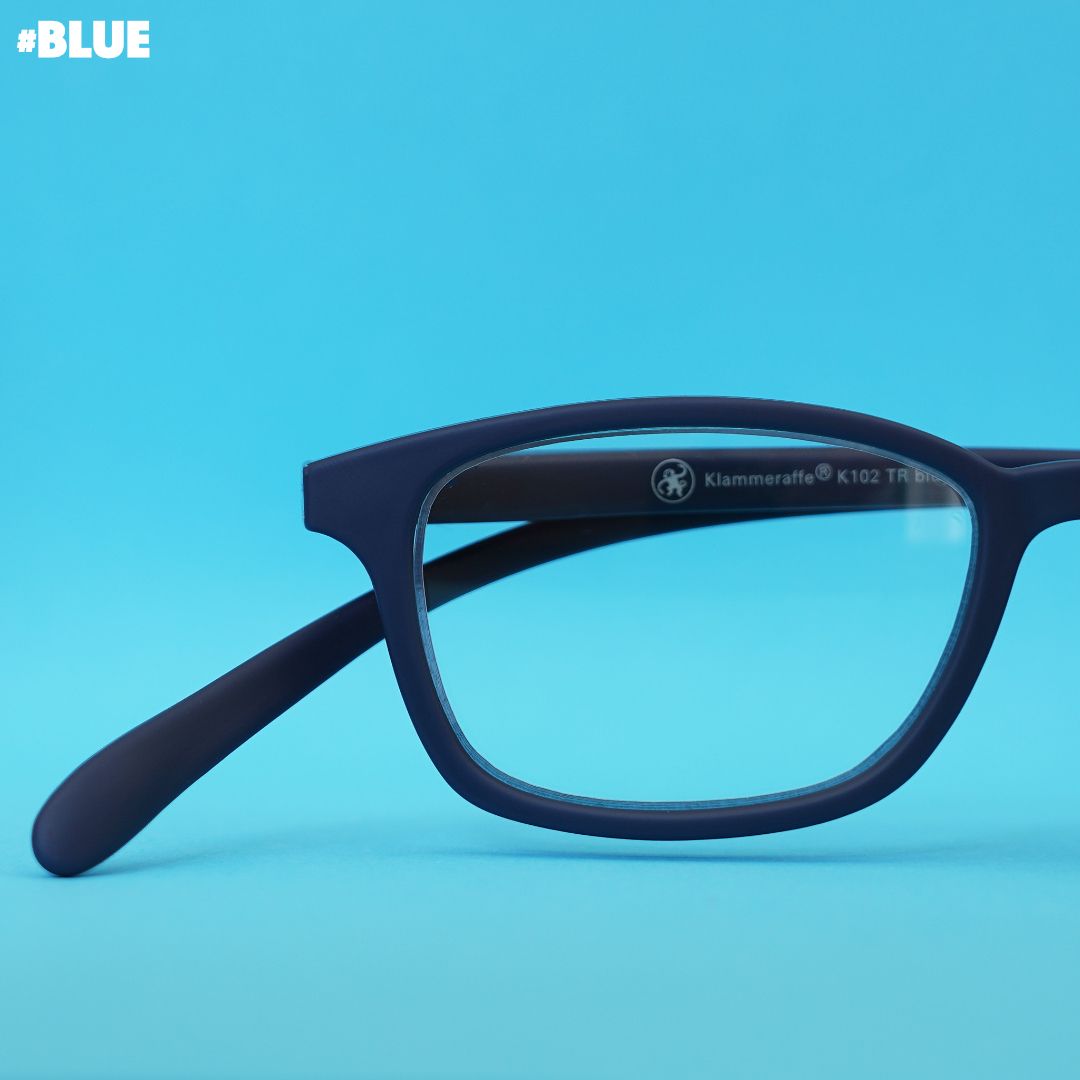Blaue Korrektionsbrille auf blauem Hintergrund.
