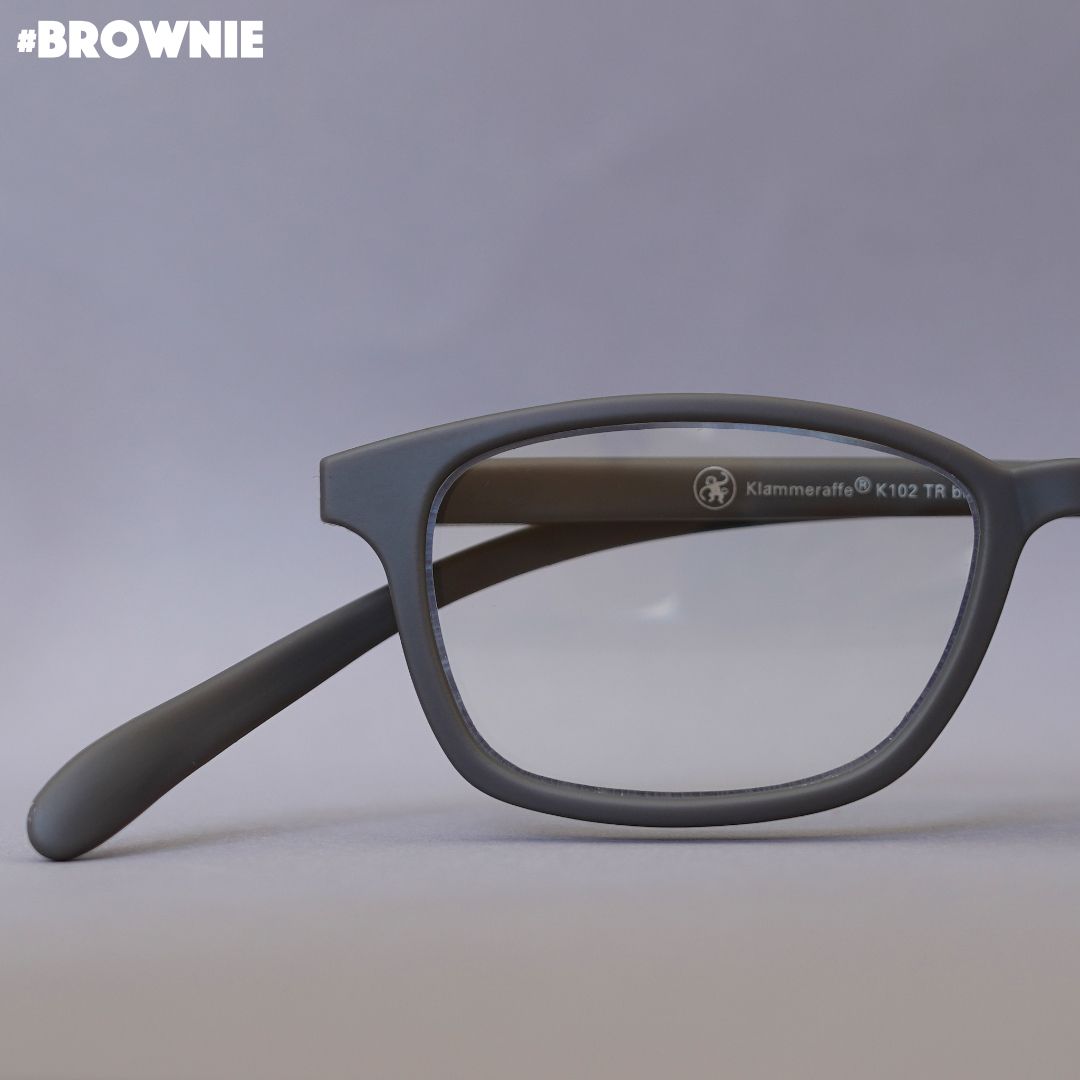 Braune Korrektionsbrille auf braunem Hintergrund.