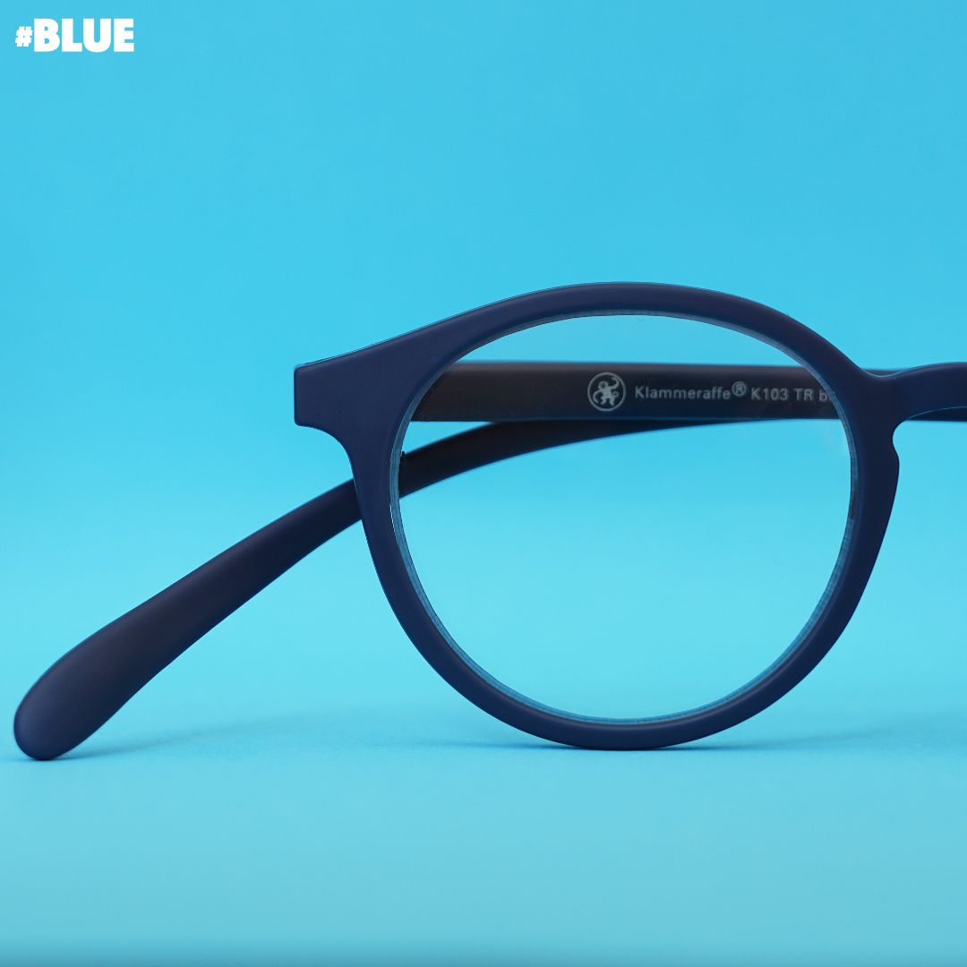 Blaue Korrektionsbrille auf blauem Hintergrund.