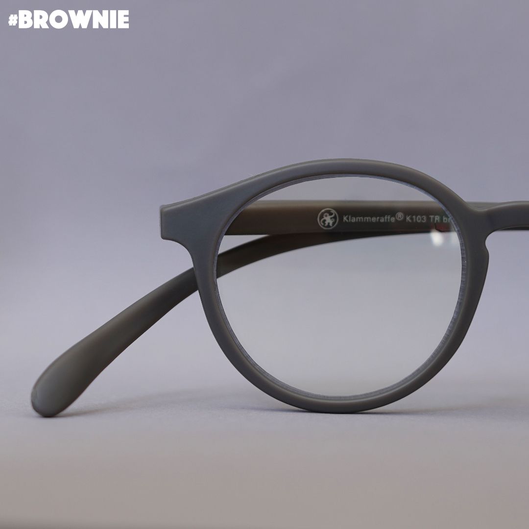 Braune Korrektionsbrille auf braunem Hintergrund.